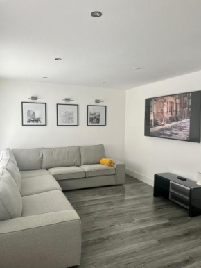 Modern 4 Bed - 10 mins to centre